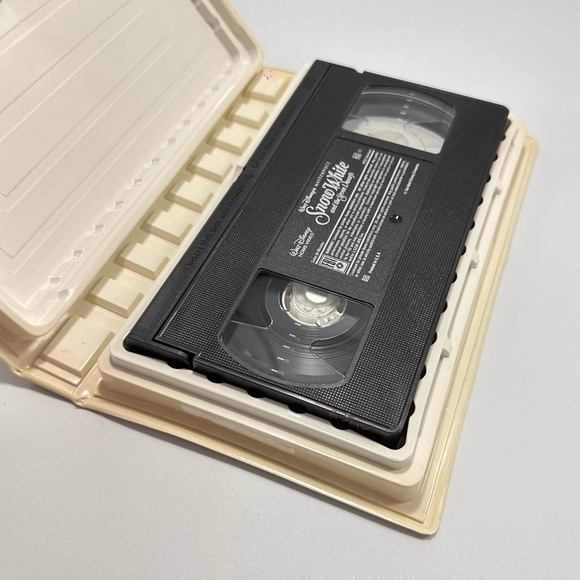 Walt Disney's Masterpiece Snow White and the Seven Dwarfs VHS - Picture 4 of 6